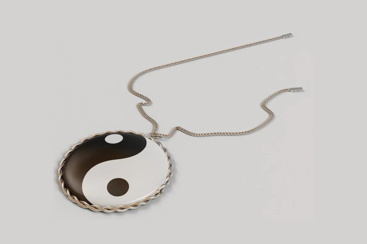 Gold pendant necklace with yin yang motif_0078